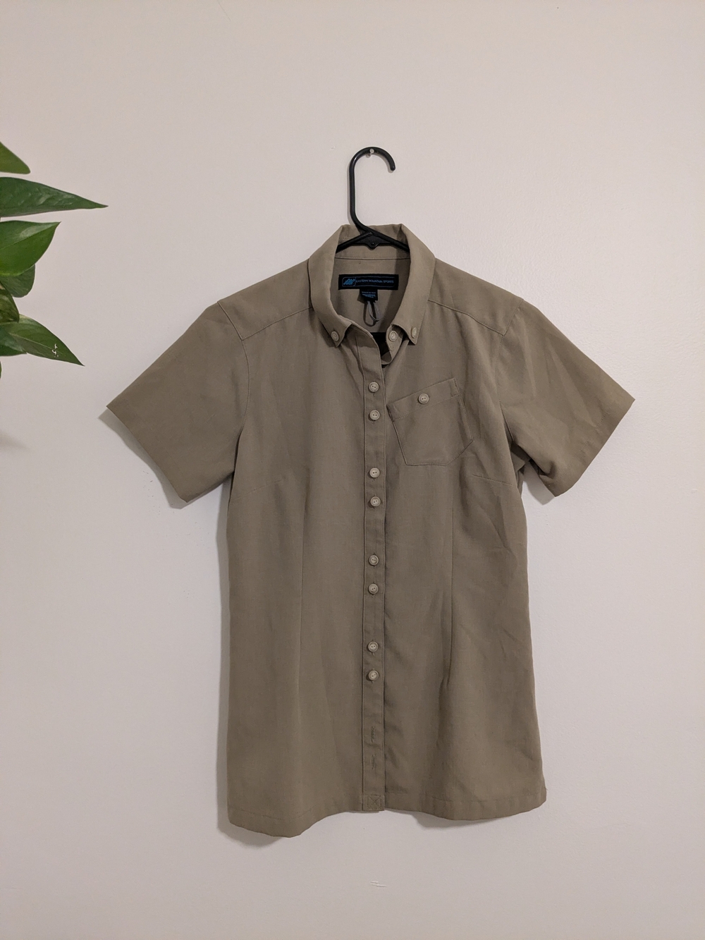 Eastern Mountain Sports Short-Sleeve Button-Down Shirt in Khaki (S)